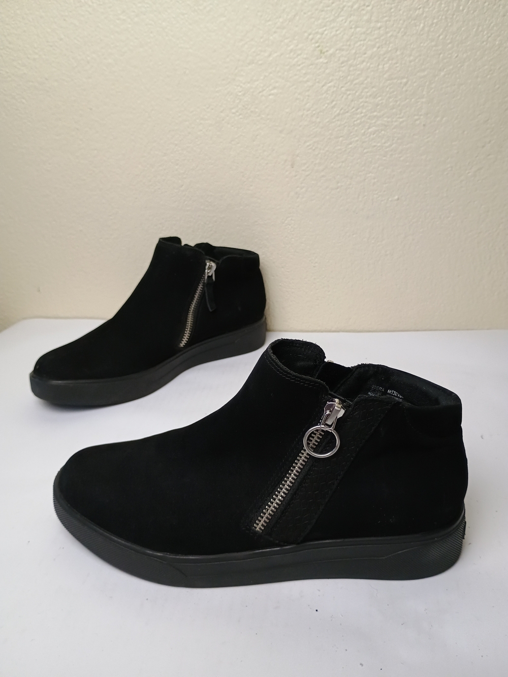 Munro Vieras 7.5M Black Suede Side-Zip Women's Ankle Sneakers - Arch Support